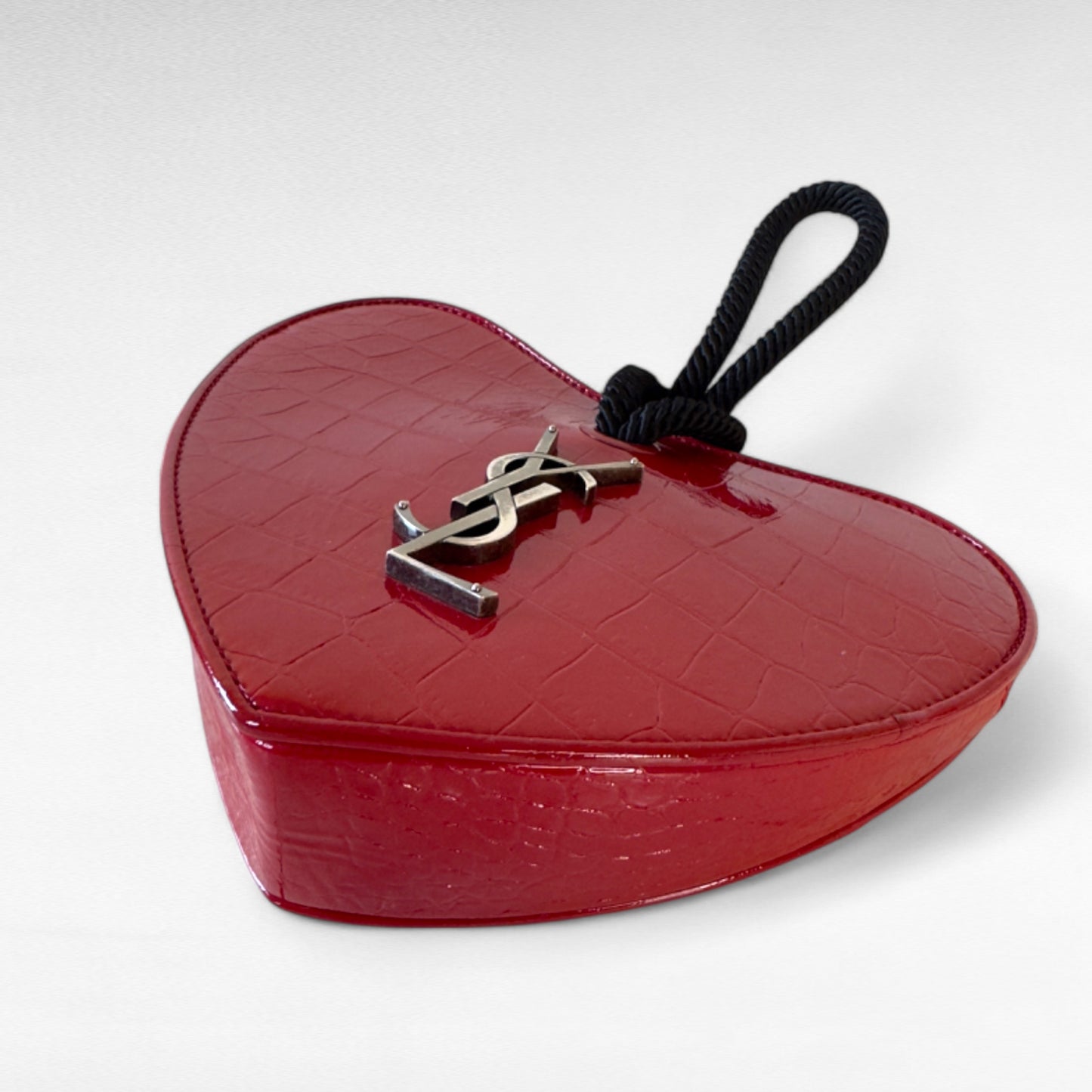 saint laurent : heart clutch